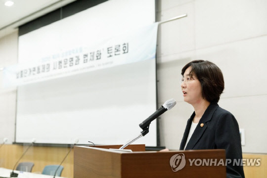 이영 중소벤처기업부 장관이 2022년 8월 9일 서울 영등포구 전경련 컨퍼런스센터에서 열린 납품대금 연동제 상생협력포럼에서 축사하고 있다. <사진:연합뉴스>